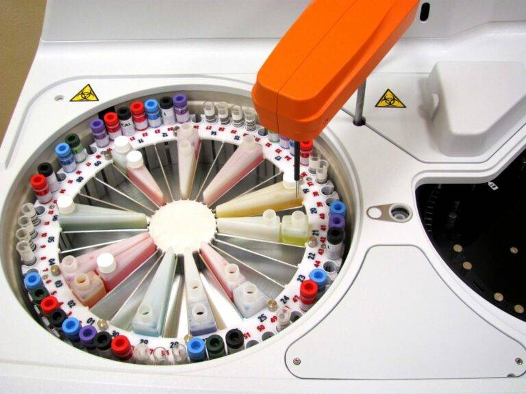 Autoanalizador Automático de Química Clínica de 300 test/hora. Modelo InCCA
