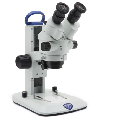Microscopio estereoscópico trinocular portátil a baterías. Zoom continuo de 7x-45x. Modelo SLX-3, marca OPTIKA